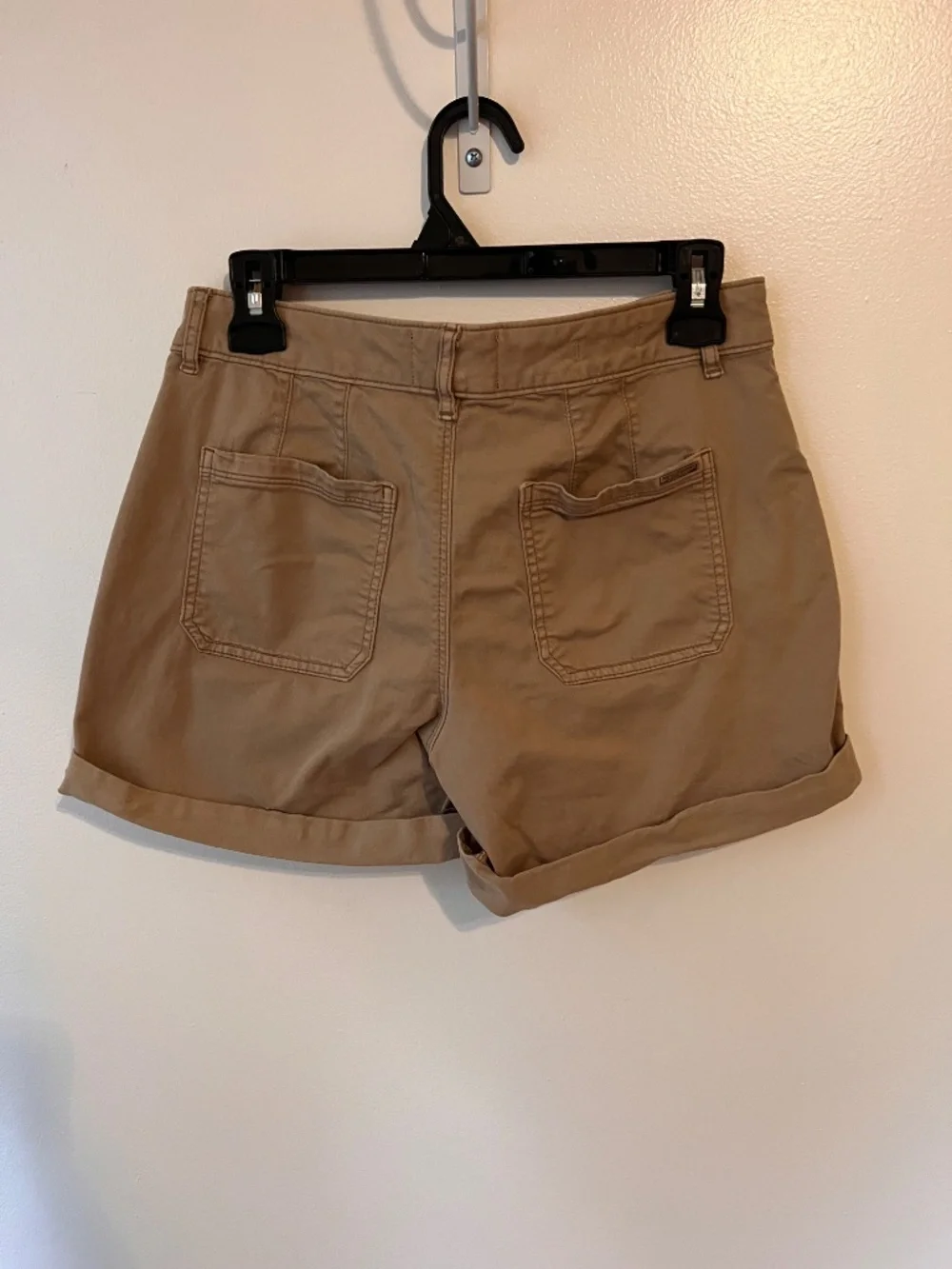 White House Black Market 4 ½” Mid Rise Khaki Shorts | Size 4